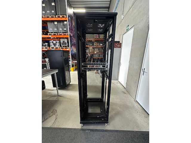 19 inch patch kast incl. 2x power protectie stekkerblok 42he - afbeelding 2 van  2