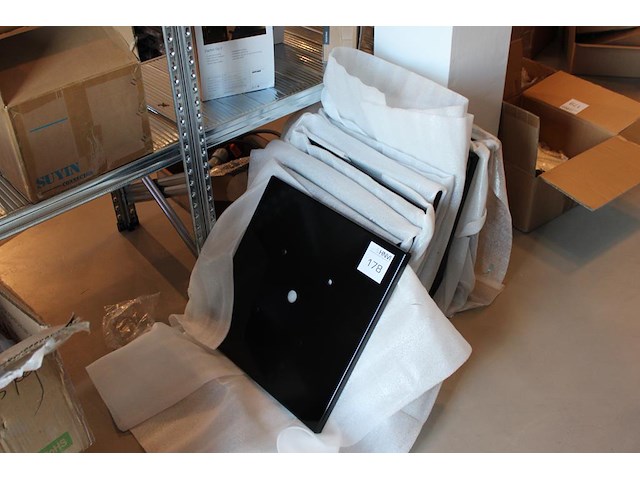 19 metalen vloerplaten t.b.v. laadpaal. afmeting 46 x 46 cm. - afbeelding 1 van  2