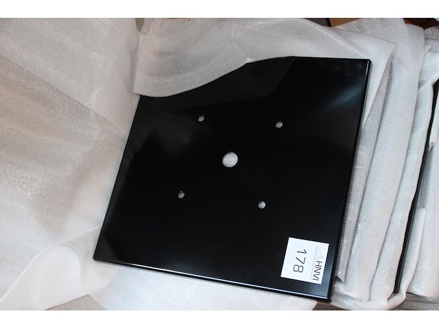 19 metalen vloerplaten t.b.v. laadpaal. afmeting 46 x 46 cm. - afbeelding 2 van  2