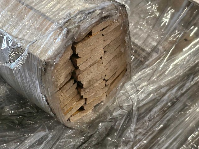 192 meter plakplinten 2400 x 25 x 5 mm - afbeelding 2 van  3