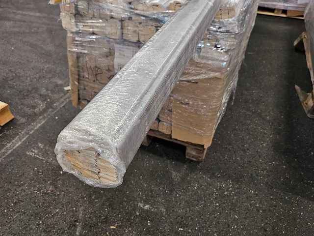 192 meter plakplinten 2400 x 25 x 5 mm - afbeelding 1 van  1