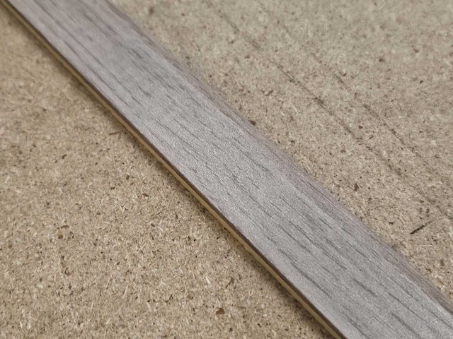 192 meter plakplinten 2400 x 25 x 5 mm - afbeelding 1 van  2