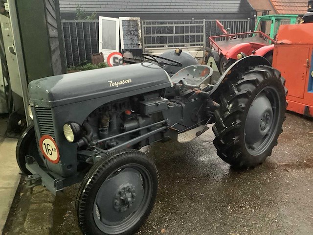 1952 ferguson ted oldtimer tractor - afbeelding 1 van  6