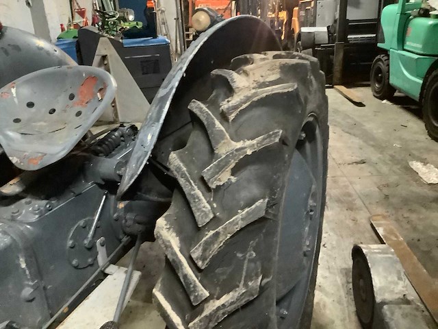 1952 ferguson ted oldtimer tractor - afbeelding 4 van  4