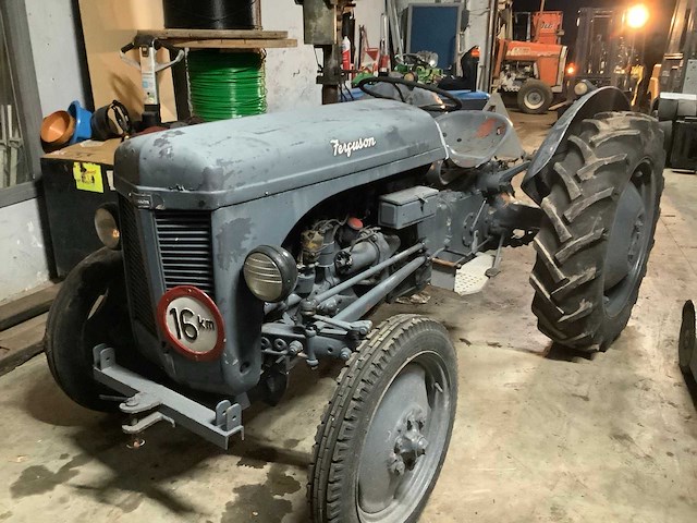 1952 ferguson ted oldtimer tractor - afbeelding 1 van  10