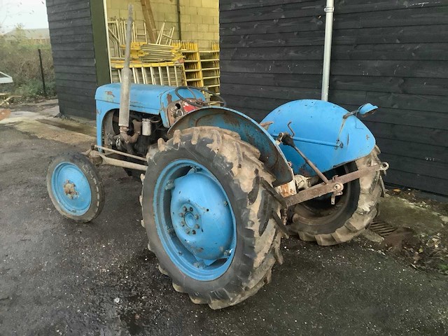 1953 massey ferguson ted tweewielaangedreven landbouwtractor - afbeelding 1 van  6