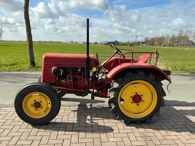 1955 hela d112 tweewielaangedreven landbouwtractor - afbeelding 1 van  19