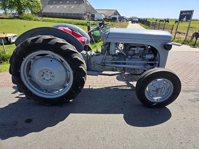 1955 massey ferguson ted tweewielaangedreven landbouwtractor - afbeelding 18 van  21