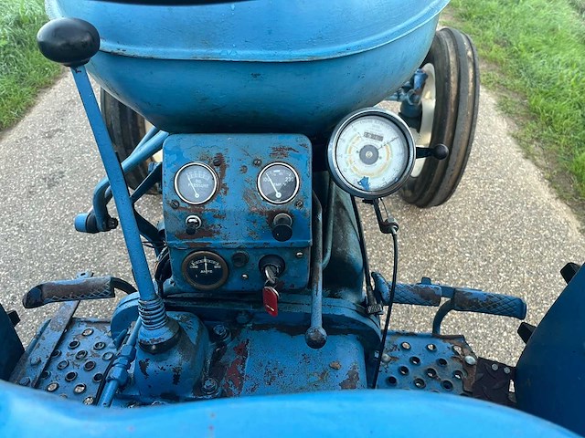 1956 fordson tweewielaangedreven landbouwtractor - afbeelding 3 van  12