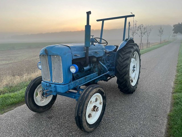 1956 fordson tweewielaangedreven landbouwtractor - afbeelding 1 van  12