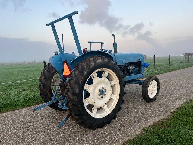 1956 fordson tweewielaangedreven landbouwtractor - afbeelding 6 van  12
