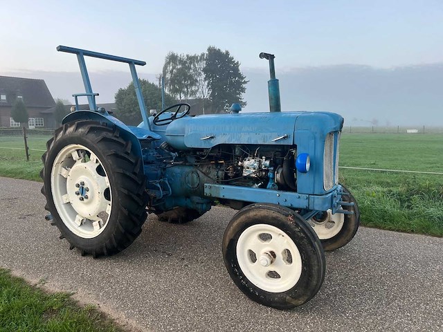 1956 fordson tweewielaangedreven landbouwtractor - afbeelding 7 van  12