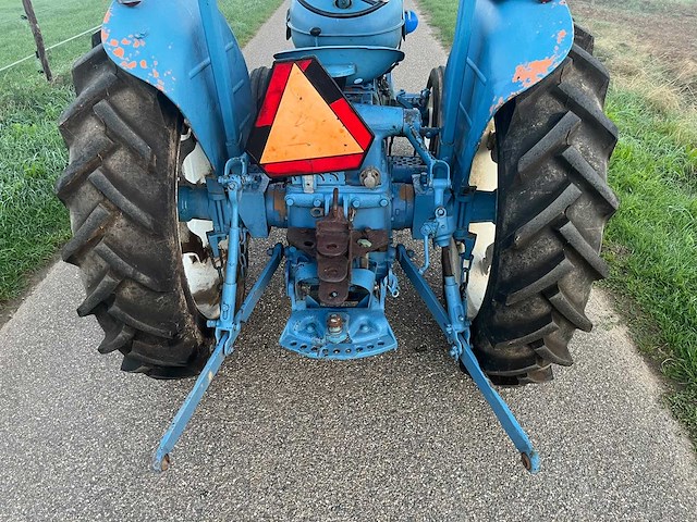1956 fordson tweewielaangedreven landbouwtractor - afbeelding 8 van  12