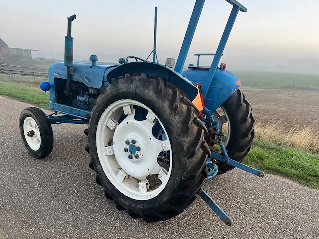 1956 fordson tweewielaangedreven landbouwtractor - afbeelding 11 van  12