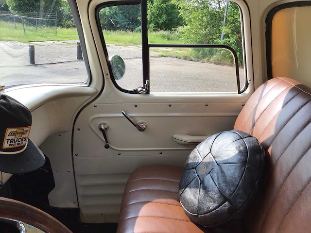 1957 chevrolet apache 3200 personenauto - afbeelding 11 van  42