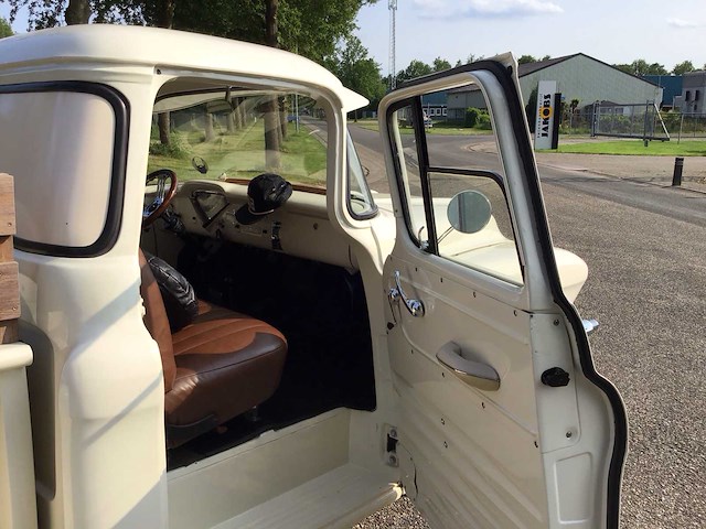 1957 chevrolet apache 3200 personenauto - afbeelding 24 van  42