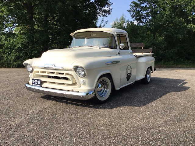 1957 chevrolet apache 3200 personenauto - afbeelding 1 van  32