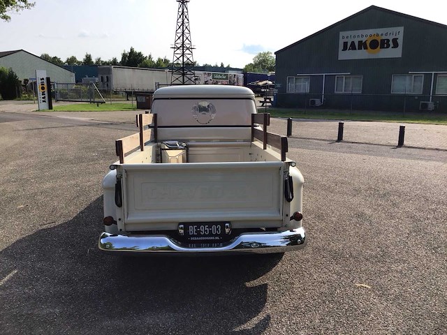 1957 chevrolet apache 3200 personenauto - afbeelding 28 van  32