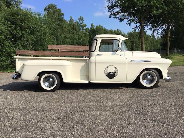 1957 chevrolet apache 3200 personenauto - afbeelding 30 van  32