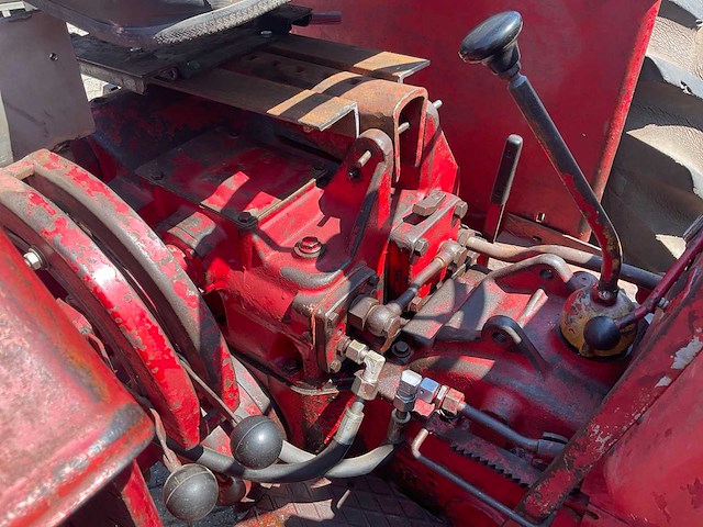 1959 mccormick d 320 oldtimer tractor - afbeelding 16 van  17