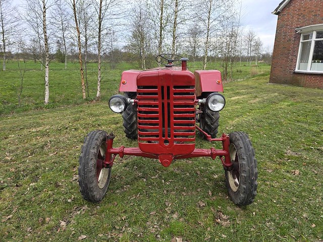 1959 mccormick d124 oldtimer tractor - afbeelding 6 van  9