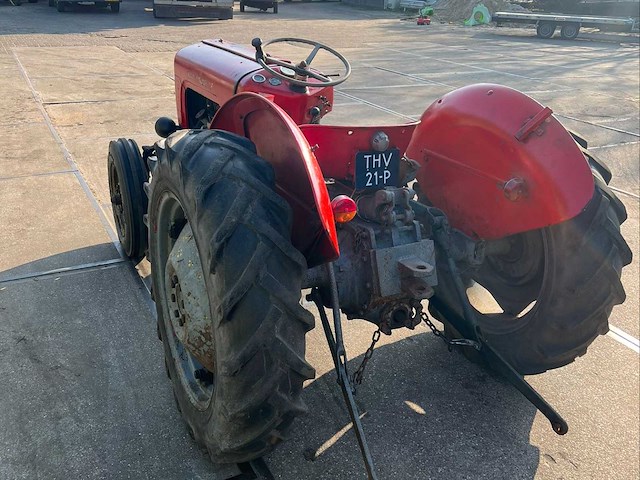 1960 massey ferguson 35 oldtimer tractor - afbeelding 2 van  2