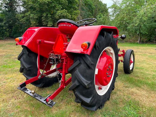 1960 mccormick ih 324 oldtimer tractor - afbeelding 2 van  50