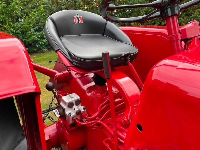 1960 mccormick ih 324 oldtimer tractor - afbeelding 10 van  50
