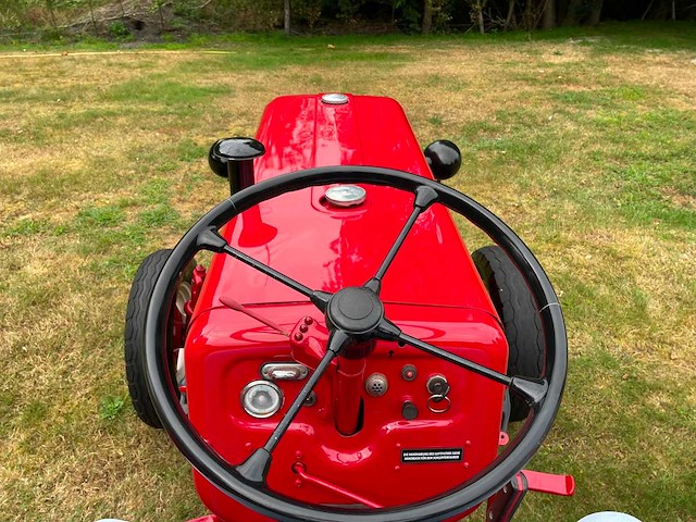 1960 mccormick ih 324 oldtimer tractor - afbeelding 21 van  50
