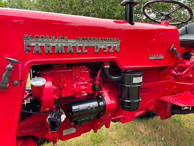 1960 mccormick ih 324 oldtimer tractor - afbeelding 26 van  50
