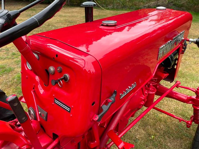 1960 mccormick ih 324 oldtimer tractor - afbeelding 27 van  50