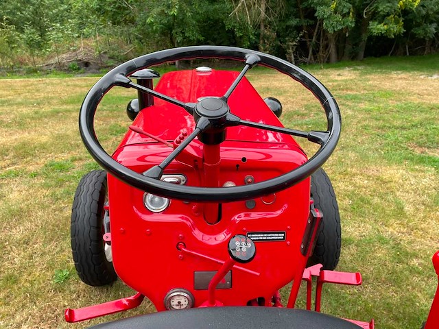 1960 mccormick ih 324 oldtimer tractor - afbeelding 44 van  50