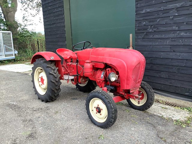 1960 porsche 217 landbouwtrekker - afbeelding 1 van  8