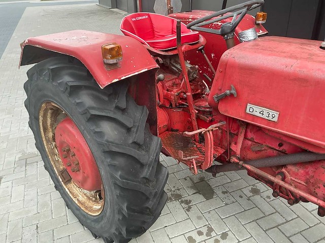 1961 mc cormick d-439 oldtimer tractor - afbeelding 4 van  32