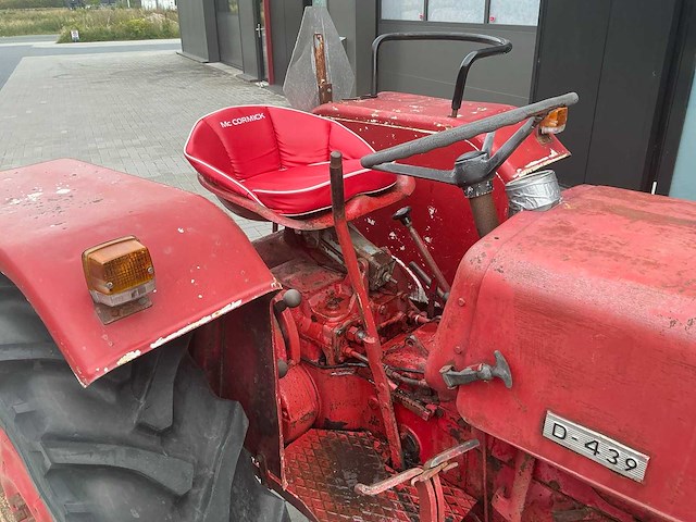 1961 mc cormick d-439 oldtimer tractor - afbeelding 8 van  32