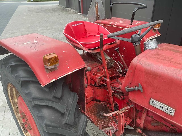 1961 mc cormick d-439 oldtimer tractor - afbeelding 2 van  7