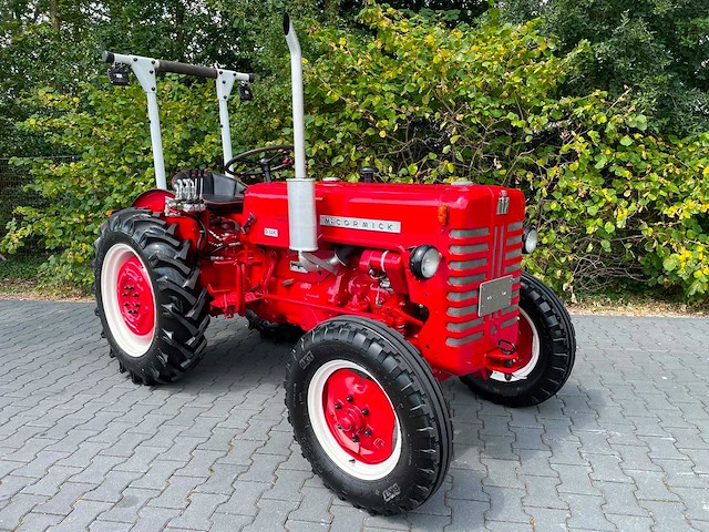 1961 mccormick ih 324 s smalspoor vineyard oldtimer tractor - afbeelding 3 van  40