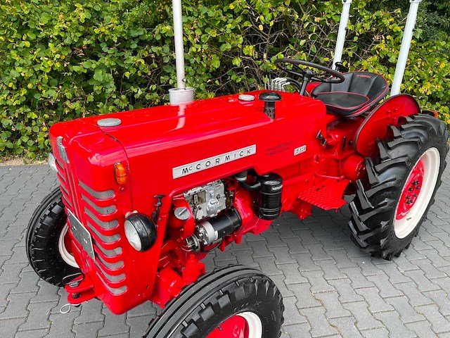 1961 mccormick ih 324 s smalspoor vineyard oldtimer tractor - afbeelding 4 van  40