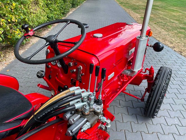 1961 mccormick ih 324 s smalspoor vineyard oldtimer tractor - afbeelding 6 van  40