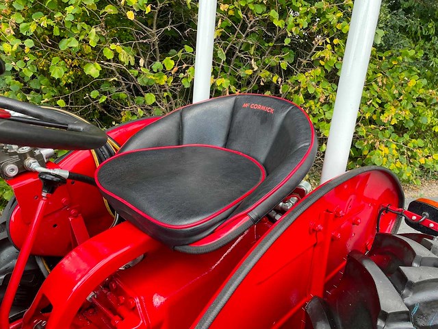 1961 mccormick ih 324 s smalspoor vineyard oldtimer tractor - afbeelding 11 van  40