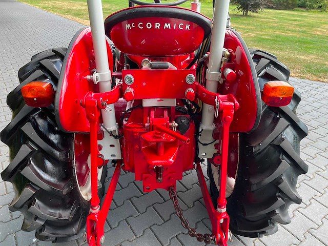 1961 mccormick ih 324 s smalspoor vineyard oldtimer tractor - afbeelding 21 van  40