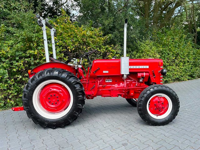 1961 mccormick ih 324 s smalspoor vineyard oldtimer tractor - afbeelding 24 van  40