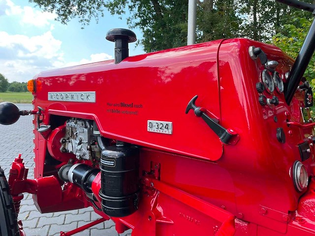 1961 mccormick ih 324 s smalspoor vineyard oldtimer tractor - afbeelding 32 van  40