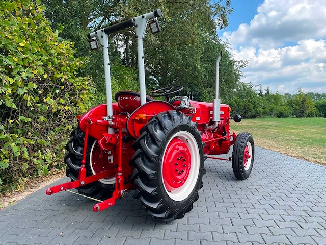1961 mccormick ih 324 s smalspoor vineyard oldtimer tractor - afbeelding 36 van  40