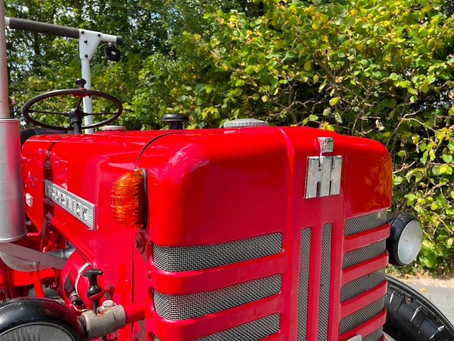 1961 mccormick ih 324 s smalspoor vineyard oldtimer tractor - afbeelding 40 van  40