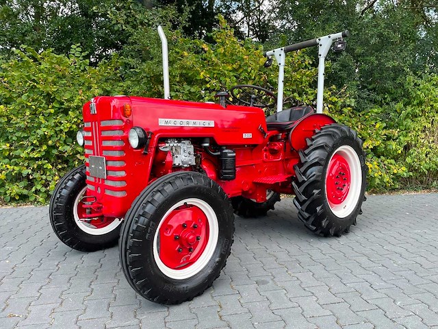 1961 mccormick ih 324 s smalspoor vineyard oldtimer tractor - afbeelding 1 van  29