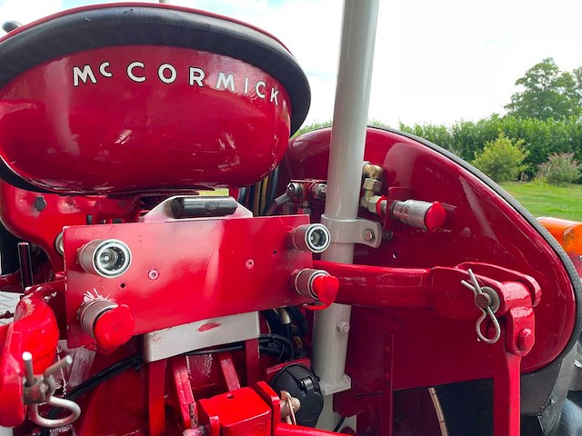 1961 mccormick ih 324 s smalspoor vineyard oldtimer tractor - afbeelding 13 van  29