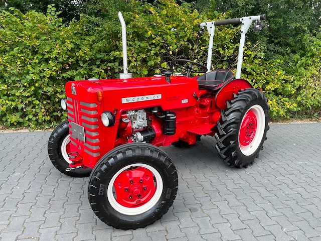 1961 mccormick ih 324 s smalspoor vineyard oldtimer tractor - afbeelding 28 van  29
