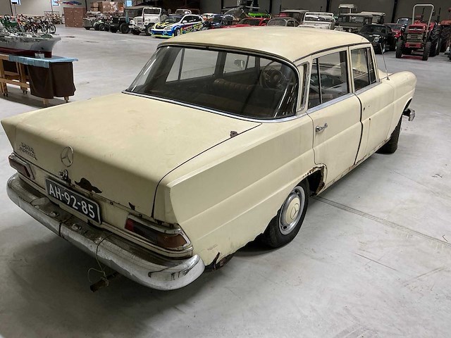 1966 mercedes-benz 200d automatic oldtimer auto - afbeelding 14 van  19