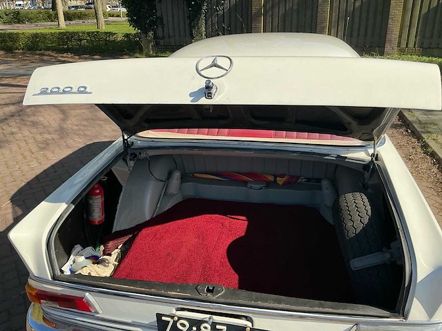 1967 mercedes-benz 200-280 (w115) 200 d personenauto - afbeelding 3 van  25